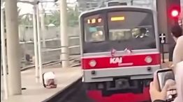 Aksi Nekat Penumpang Lompat ke Rel Stasiun Tanah Abang