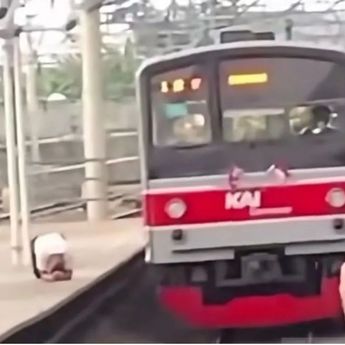 Aksi Nekat Penumpang Lompat ke Rel Stasiun Tanah Abang