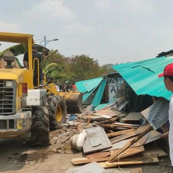 Eksekusi Lapak Narkoba di Kampung Ambon, Petugas Kerahkan Ekskavator