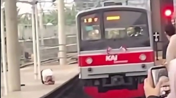Tangkapan layar kejadian seseorang yang diduga melompat ke rel dan kembali naik, kemudian bersujud di peron Stasiun Tanah Abang, Jakarta Pusat, yang viral di media sosial. 