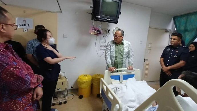 Duta Besar RI LBBP untuk Malaysia Raden Dato' Mohammad Iman Hascarya Kusumo (berdiri tengah) menjenguk pekerja migran Indonesia berinisial SR, yang di rawat di sebuah rumah sakit di Malaysia, Selasa (27/10/2026), karena menjadi korban penyiksaan oleh lima majikan di Malaysia