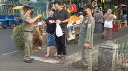 Antisipasi Dampak Abu Vulkanik, Satpol PP Jakpus Bagikan 4.000 Masker ke Warga