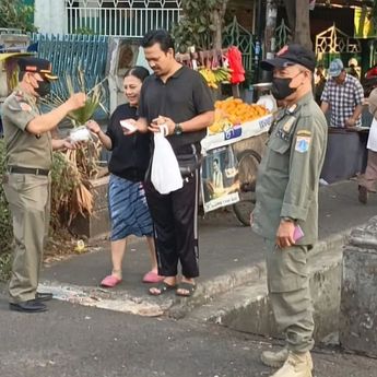 Antisipasi Dampak Abu Vulkanik, Satpol PP Jakpus Bagikan 4.000 Masker ke Warga