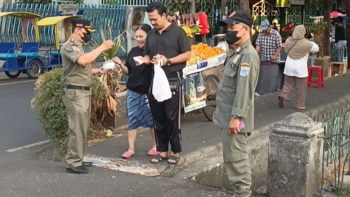 Kegiatan pembagian masker oleh petugas Satuan Polisi Pamong Praja (Satpol PP) Jakarta Pusat kepada masyarakat di Jakarta, Senin (7/9/2026). 