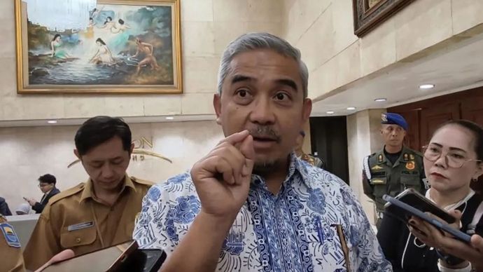 Wali Kota Bandung Muhammad Farhan saat memberikan keterangan di Kota Bandung, Jawa Barat, Senin (12/10/2026).