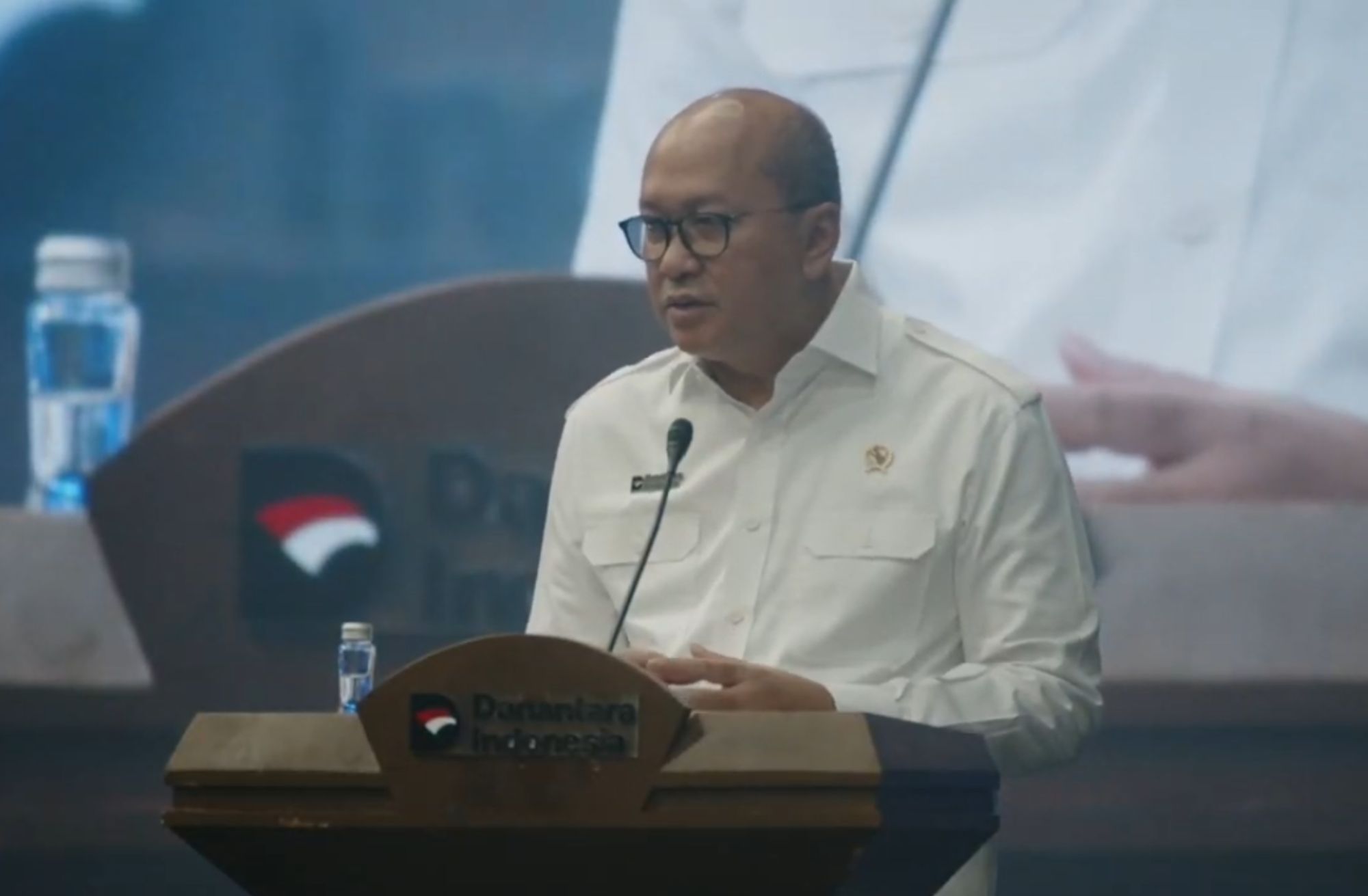 CEO Danantara sekaligus Menteri Investasi dan Hilirisasi Rosan Roeslani menyampaikan paparan dalam peluncuran Motor Listrik Nasional (MOLINAS) di Cikarang, Kabupaten Bekasi, Jawa Barat, Kamis (13/8/2026).