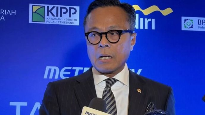 Chief Operating Officer (COO) Danantara sekaligus Kepala BP BUMN Dony Oskaria menanggapi pertanyaan awak media di Jakarta, Kamis (8/10/2026).
