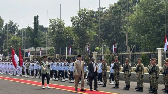 Menteri Pertahanan (Menhan) RI Sjafrie Sjamsoeddin bersama Menteri Pertahanan Sudan H.E.Lt Gen Hassan Daoud Kabroun Kayan melakukan pemeriksaan pasukan jajar di Kantor Kemhan, Jakarta, Rabu (9/9/2026).