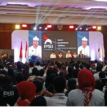 Tunjukkan KTA di Bandung, Jokowi Tegaskan Sudah Gabung PSI Sejak Oktober 2025