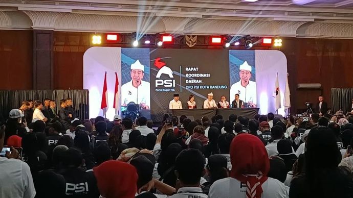 Presiden ke-7 Indonesia Joko Widodo membacakan nomor KTA PSI nya didampingi jajaran struktural DPP PSI dan DPD PSI Kota Bandung dalam Rapat Koordinasi Daerah DPD PSI Kota Bandung, Sabtu (26/9/2026).