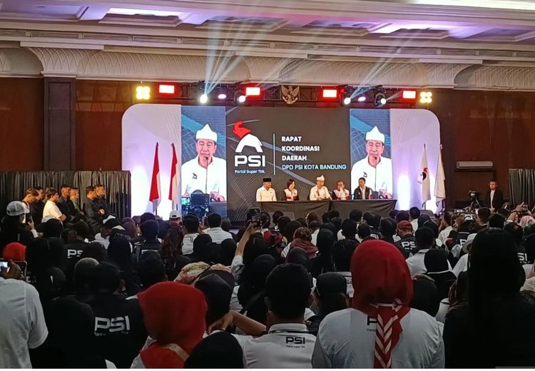Tunjukkan KTA di Bandung, Jokowi Tegaskan Sudah Gabung PSI Sejak Oktober 2025