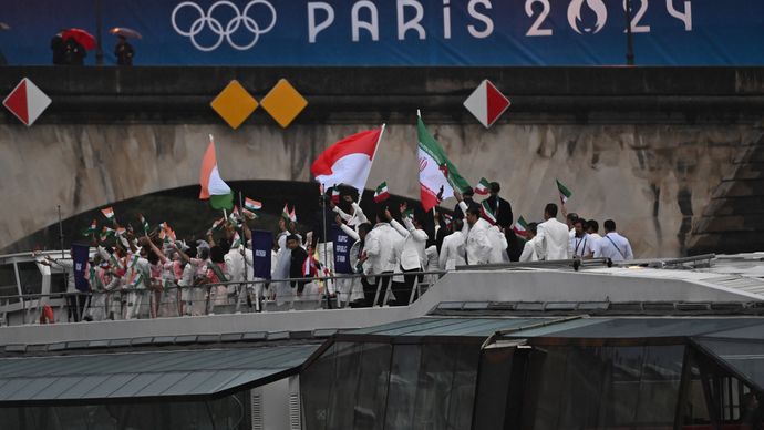 Kapal dari Kontingen Atlet Indonesia melintasi Sungai Seine, Paris, Jumat (26/7) saat Pembukaan Olimpiade ke-33. Tim kontingen Indonesia bersama dengan delegasi atlet dari Iran dan India. Dalam acara pembukaan terdapat 160 kapal yang melintasi Sungai Seine, 94 di antaranya membawa para atlet. Foto: Wahyu Putro A/ANTARA <b>(Wahyu Putro A/ANTARA)</b>