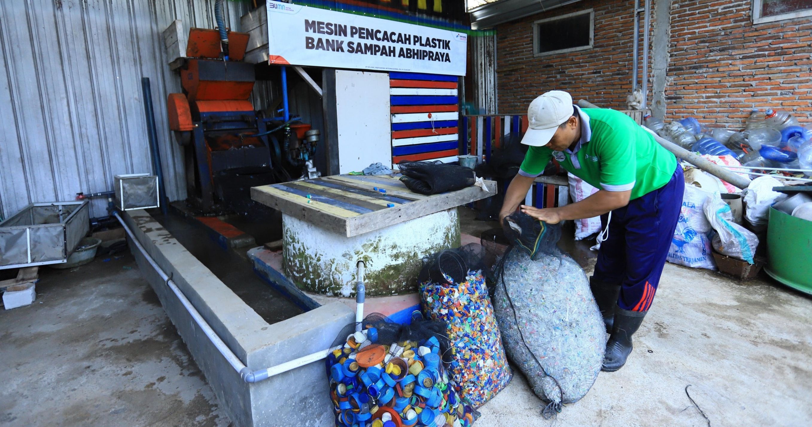 Pertamina perkenalkan program CSR Bank Sampah Abhipraya di Cilacap dalam rangka memperingati Hari Lingkungan Hidup (HLH) Sedunia. <b>(Pertamina)</b>