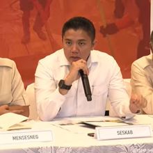 Seskab Teddy Jawab Tudingan Pemerintah Dianggap Lamban Atasi Bencana Sumatera