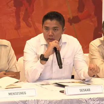 Seskab Teddy Jawab Tudingan Pemerintah Dianggap Lamban Atasi Bencana Sumatera