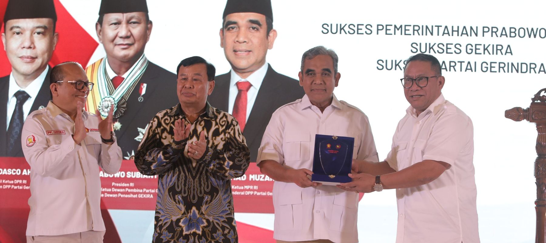 Pemberian Plakat ke Sekjen Gerindra Ahmad Muzani