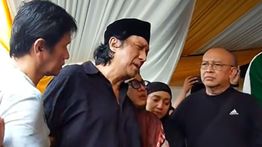 Tangis Ikang Fawzi Pecah Iringi Pemakaman Istri Tercinta Marissa Haque