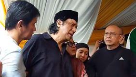 Rocker era 90an Ikang Fawzi tak kuasa menahan tangis saat terakhir kalinya menatap sang istri tercinta, Marissa Haque yang perlahan dimasukkan ke liang lahat saat pemakaman. 