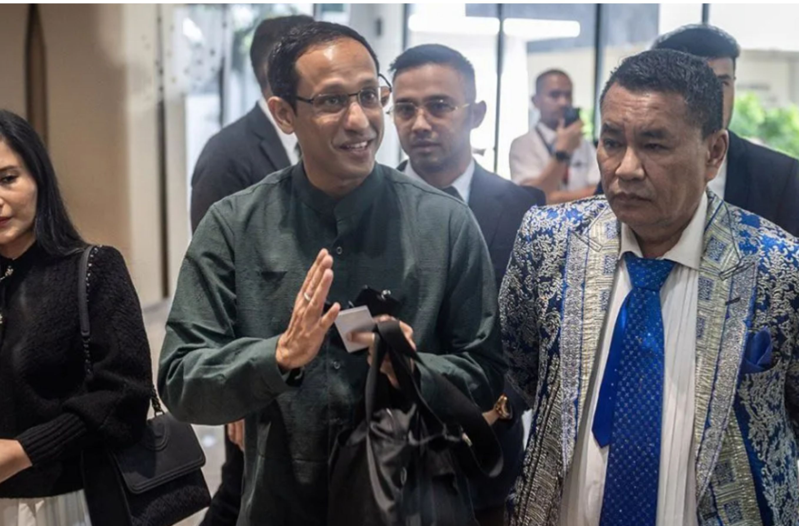 Kejaksaan Agung (Kejagung) kembali memanggil pemeriksaan mantan Mendikbudristek, Nadiem Makarim, hari ini. Nadiem hadir ke Kejagung didampingi pengacaranya, Hotman Paris Hutapea.   Nadiem dijadwalkan akan kembali diperiksa untuk ketiga kalinya pada p <b>(ANTARA)</b>