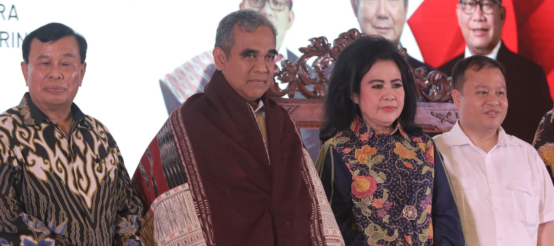 Presiden Komisaris NT Corp memberikan Ulos ke Ketua MPR RI Ahmad Muzani