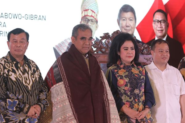 Presiden Komisaris NT Corp memberikan Ulos ke Ketua MPR RI Ahmad Muzani