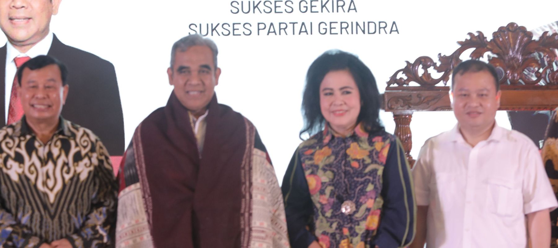 Pemberian Ulos ke Ketua MPR RI Ahmad Muzani
