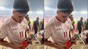  Sebelumnya viral di media sosial, salah satu suporter Timnas Indonesia diberikan sepatu oleh Ragnar Oratmangoen setelah pertandingan menghadapi Filipina.