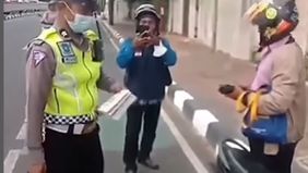 Vlogger yang kerap kritik Polisi Lalu Lintas (Polantas) kini terciduk melanggar. Hal tersebut menjadi viral di media sosial.