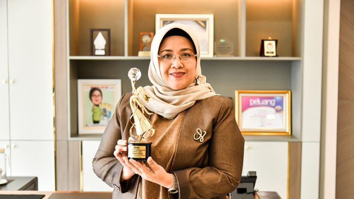 Direktur Pemasaran &amp; Pengembangan Produk PT Pegadaian, Elvi Rofiqotul Hidayah menerima penghargaan Women&rsquo;s Inspiration Awards 2025 pada kategori Women in Business Leadership, subkategori Creating Indonesia&rsquo;s 1st Gold Bank.
