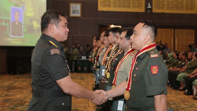 Kasaddalam penutupan Pendidikan Reguler LXIV Sekolah Staf dan Komando Angkatan Darat (Seskoad)