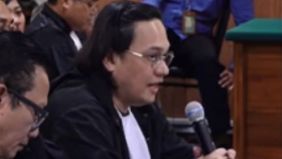 Pengacara Saka Tatal, Farhat Abbas, tidak dapat menahan tangis saat mendengarkan kesaksian Aldi Renaldi dalam sidang peninjauan kembali (PK) Saka Tatal 