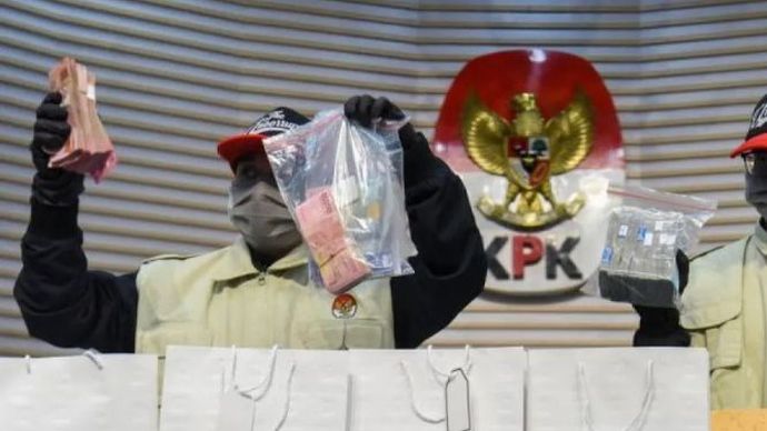 Barbuk uang saat konferensi pers penetapan dan penahanan tersangka dalam operasi tangkap tangan (OTT) Bupati Cilacap di Gedung Merah Putih KPK, Jakarta, Sabtu (14/3/2026). 