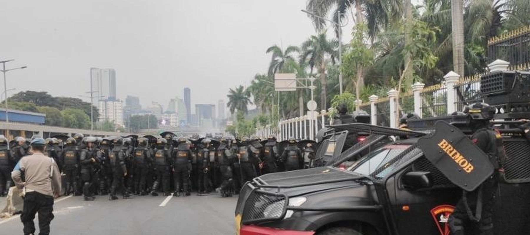 Polisi bubarkan massa buruh di depan Gedung DPR