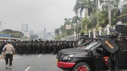 Polisi Bubarkan Massa Buruh di Depan Gedung DPR