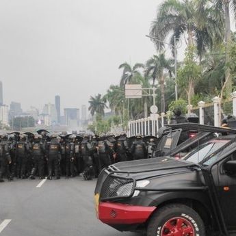 Polisi Bubarkan Massa Buruh di Depan Gedung DPR