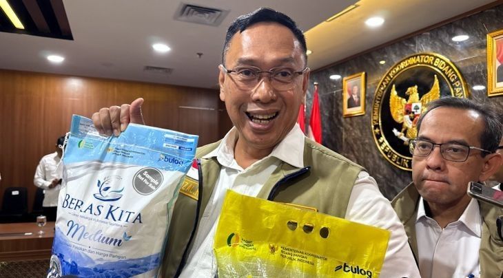 Direktur Utama Perum Bulog Ahmad Rizal Ramdhani (kanan) memperlihatkan kemasan baru beras SPHP jadi Beras Kita Medium, kepada awak media usai Rapat Koordinasi Terbatas Pengelolaan dan Penyaluran Cadangan Pangan Pemerintah (CPP) di Kemenko Pangan Jakarta, Senin, 7 September 2026. <b>(Antara)</b>