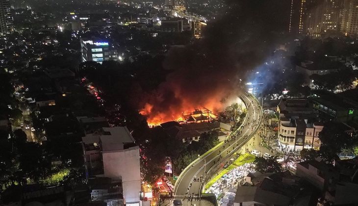 Foto udara kebakaran di Pasar Taman Puring, Kebayoran Baru, Jakarta Selatan, Senin, 28 Juli 2025. ANTARA FOTO/Fakhri Hermansyah/foc/am. <b>(Antara)</b>