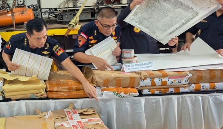 Dirjen Bea Cukai Djaka Budhi Utama (kiri) menunjukkan pita cukai palsu saat pers rilis di Semarang, Rabu 20 Mei 2026. (ANTARA/I.C. Senjaya) <b>(Antara)</b>