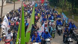 Massa Buruh Kepung Pemkab Bekasi, Tuntut Kenaikan Upah dan PHI