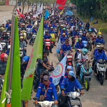 Massa Buruh Kepung Pemkab Bekasi, Tuntut Kenaikan Upah dan PHI