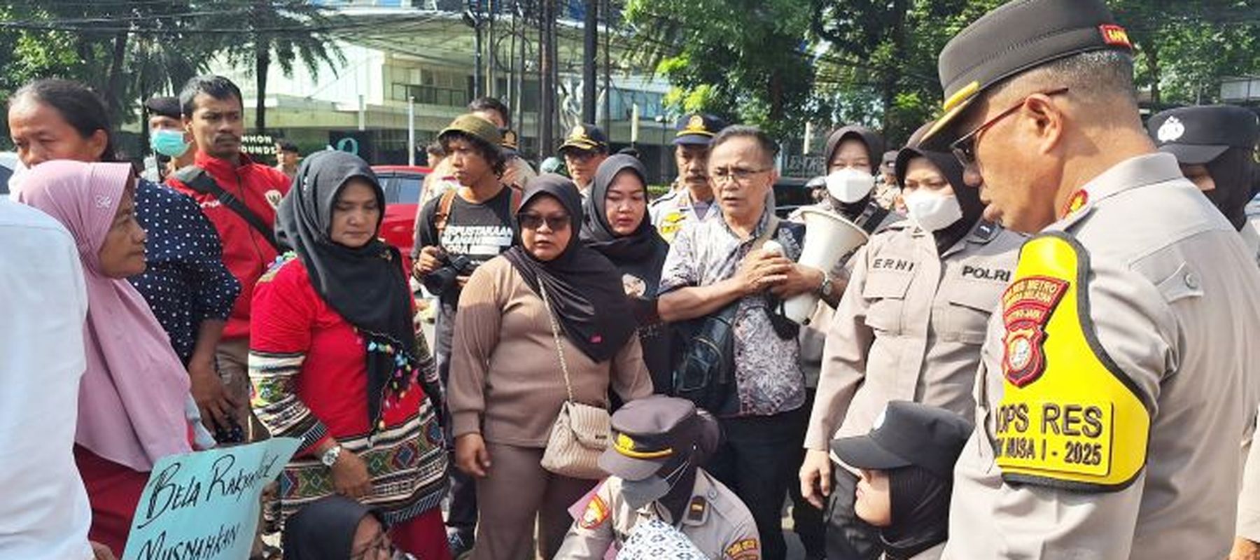 Pedagang Pasar Barito menutup perempatan jalan Taman Ayodya sebagai bentuk protes penertiban Pemerintah Kota Administrasi Jakarta Selatan, Jakarta, Senin (27/10/2025). 