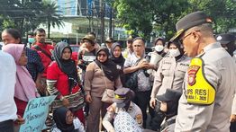 Pedagang Pasar Barito Tutup Jalan Taman Ayodya Gegara Tolak Ditertibkan