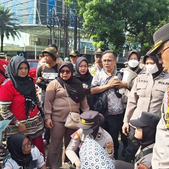 Pedagang Pasar Barito Tutup Jalan Taman Ayodya Gegara Tolak Ditertibkan