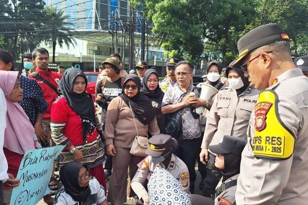Pedagang Pasar Barito menutup perempatan jalan Taman Ayodya sebagai bentuk protes penertiban Pemerintah Kota Administrasi Jakarta Selatan, Jakarta, Senin (27/10/2025). 