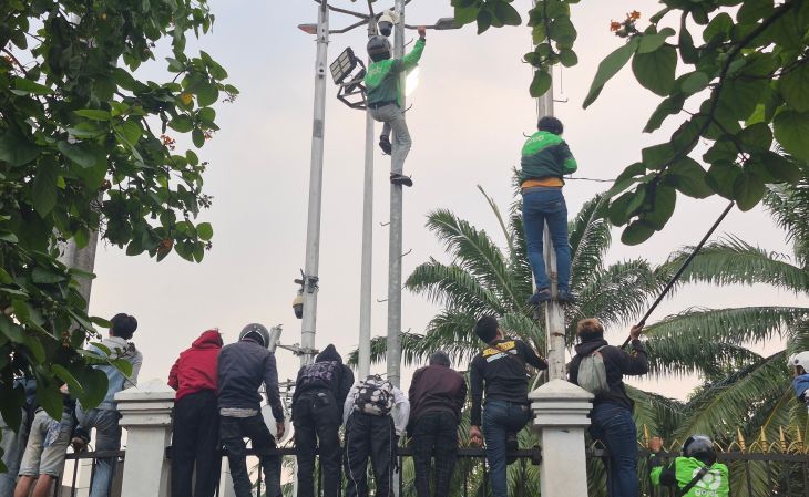 Sebagian demonstran mencoba merusak kamera pengawas (CCTV) di dekat pintu utama Gedung DPR/MPR RI, Jakarta Pusat, Jumat, 29 Agustus 2025 Sore <b>(ANTARA)</b>