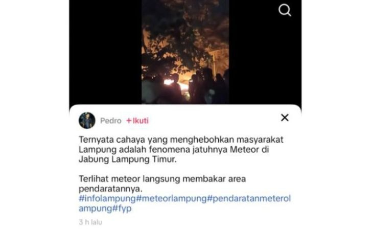 Unggahan video yang menarasikan meteor jatuh di Lampung membakar daratan. Faktanya, BRIN mengonfirmasi benda langit bercahaya yang melintasi wilayah udara Lampung dan Banten pada Sabtu (4/4) malam merupakan sampah antariksa. (TikTok) <b>(Antara)</b>