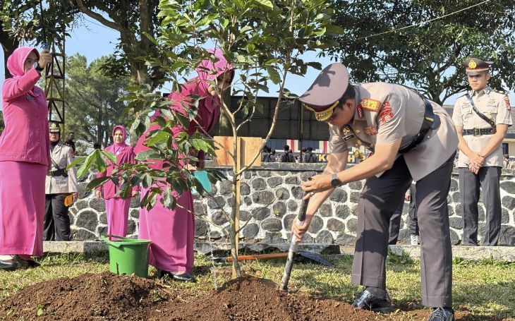 Kapolda Metro Jaya Irjen Pol Karyoto saat melakukan penanaman pohon dalam pembukaan Pendidikan Pembentukan Bintara Polri Tahun Anggaran 2025 di Sekolah Polisi Negara (SPN) Polda Metro Jaya, Cigombong, Sukabumi, Jawa Barat, Selasa 29 Juli 2025 .ANTARA/HO-Humas Polda Metro Jaya <b>(Antara)</b>