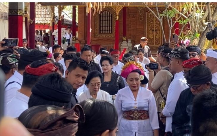 Ketua Umum PDI Perjuangan Megawati Soekarnoputri didampingi Prananda Prabowo dan Hasto Kristiyanto melayat ke kediaman Bintang Puspayoga usai Kongres PDIP di Denpasar, Bali, Senin 4 Agustus 2025. (ANTARA/Ni Putu Putri Muliantari) <b>(Antara)</b>