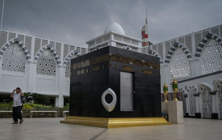 Seorang warga berjalan di area Masjid Nurul Iman, Jakarta, Sabtu 8 Maret 2025. ANTARA FOTO/Fauzan/rwa