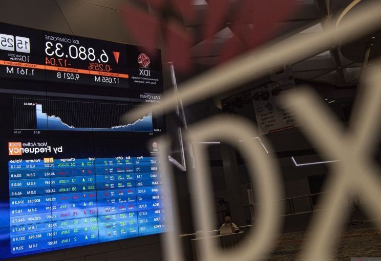 Ilustrasi - Karyawan melintas di depan layar monitor pergerakan Indeks Harga Saham Gabungan (IHSG) di Bursa Efek Indonesia, Jakarta.  <b>(ANTARA FOTO/Muhammad Adimaja)</b>